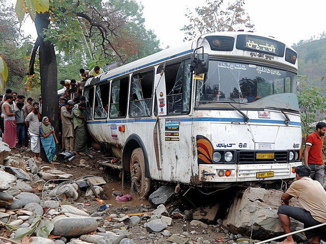 जम्मू के रियासी में आतंकवादी हमला: श्रद्धालुओं से भरी बस खाई में गिरी, 10 की मौत और 33 घायल